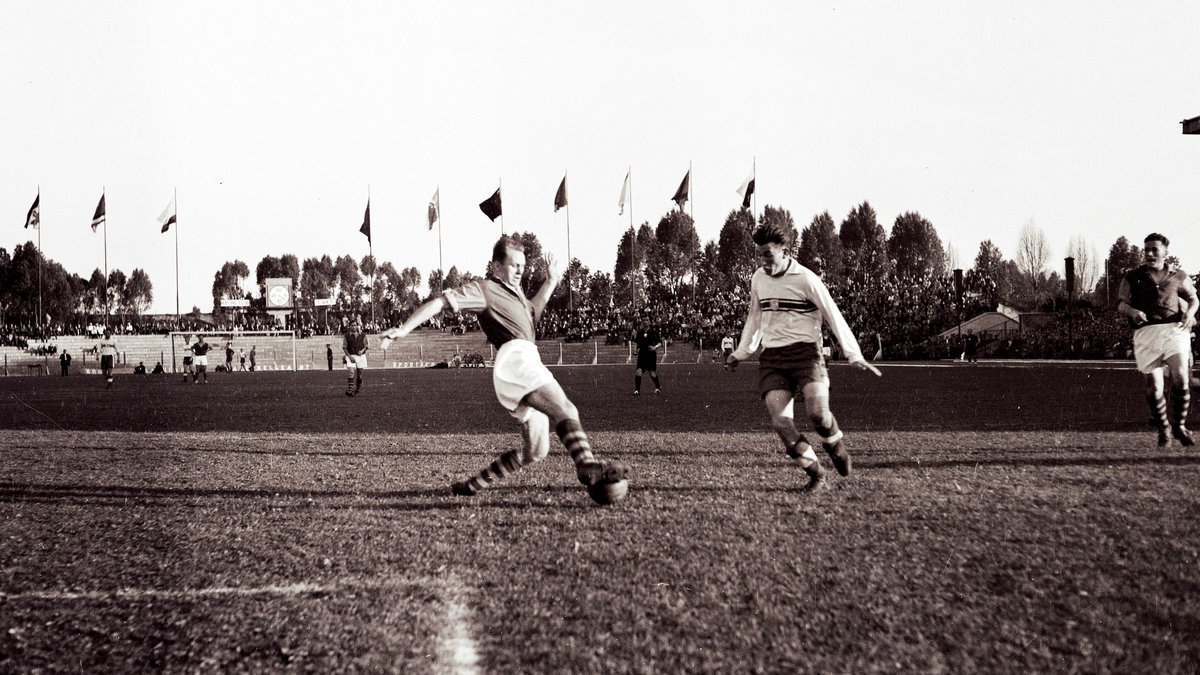 LegiaWarsawEN's tweet photo. This photo shows a game between Legia and Racing Club Lens (🇫🇷) in 1955, which was very special for us, because we won 5:2 🏆
Photog. Eugeniusz Warmiński
#LegiaRetro #LegiaWarsaw #throwback https://t.co/hlTO8sxP9m