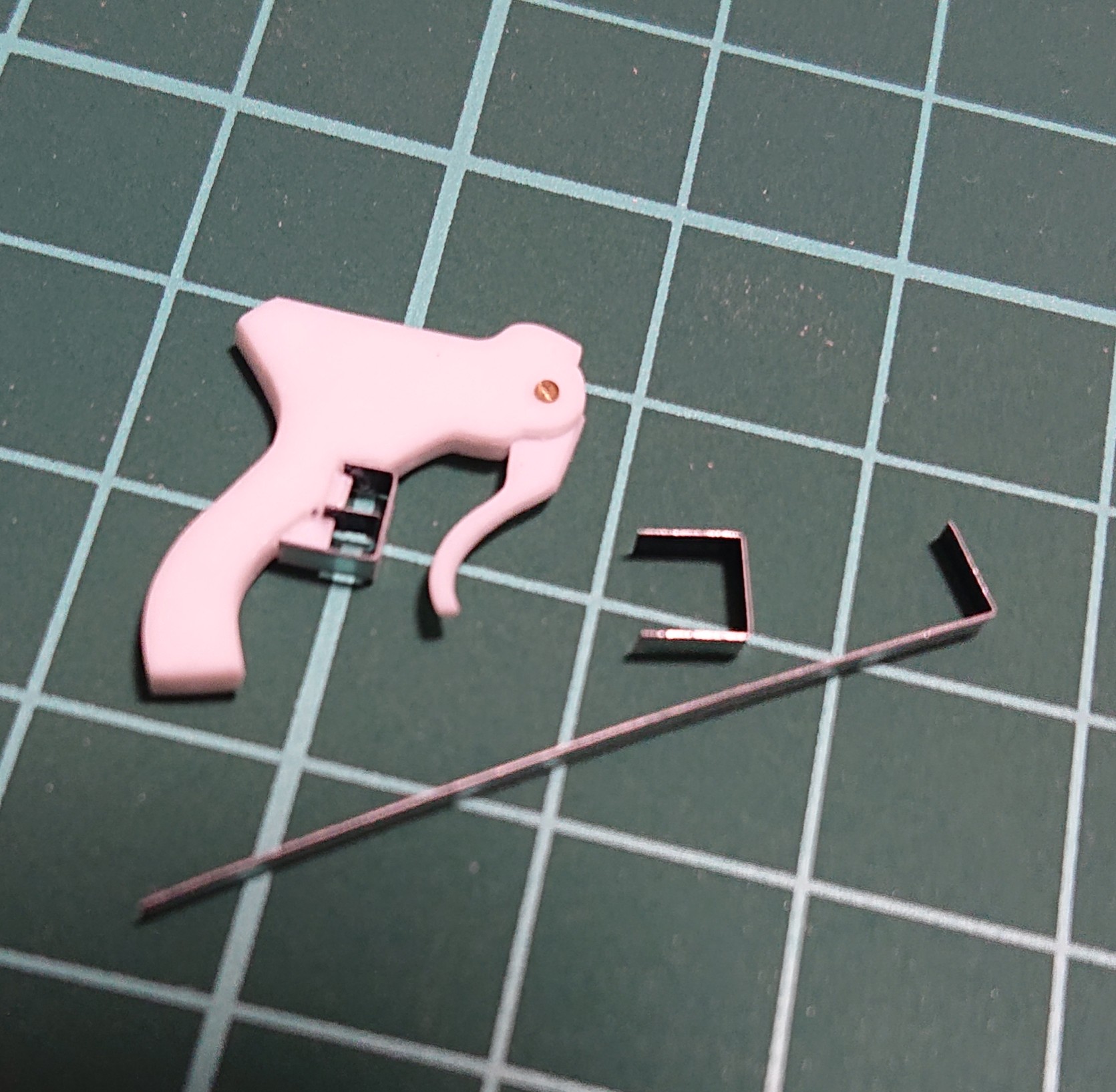 Ichi いち 以前 アルミ缶で日本刀を作った経験から トリガーガードをアルミ缶で制作 金属なので曲げも容易 接着は瞬着のみですが 便利な素材です 工作はプラ板に拘る必要はないですね 使えるものは何でも使います W ちなみに過去工作です