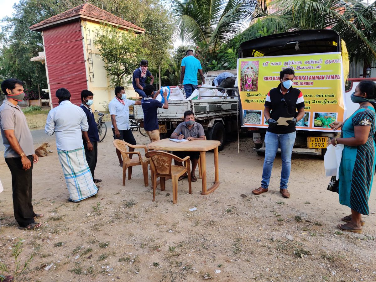 EalingAmman's tweet photo. இன்று 07/04, யாழ்ப்பாணம் நாவலர் தெற்கில்   லண்டன் கனக துர்க்கை அம்மன் ஆலயத்தினரின்   உதவியுடன் வாழ்வாதார வறிய குடும்பத்தினருக்கும், நாள் கூலி தொழில் செய்யும் வறிய  83 குடும்பங்களுக்கும்  கிராம உத்தியோகத்தினர் முன்னிலையில்   உலர்  உணவு ,மரக்கறி  பொதிகள்   வழங்கப்பட்டன https://t.co/KJ8tpdVy41