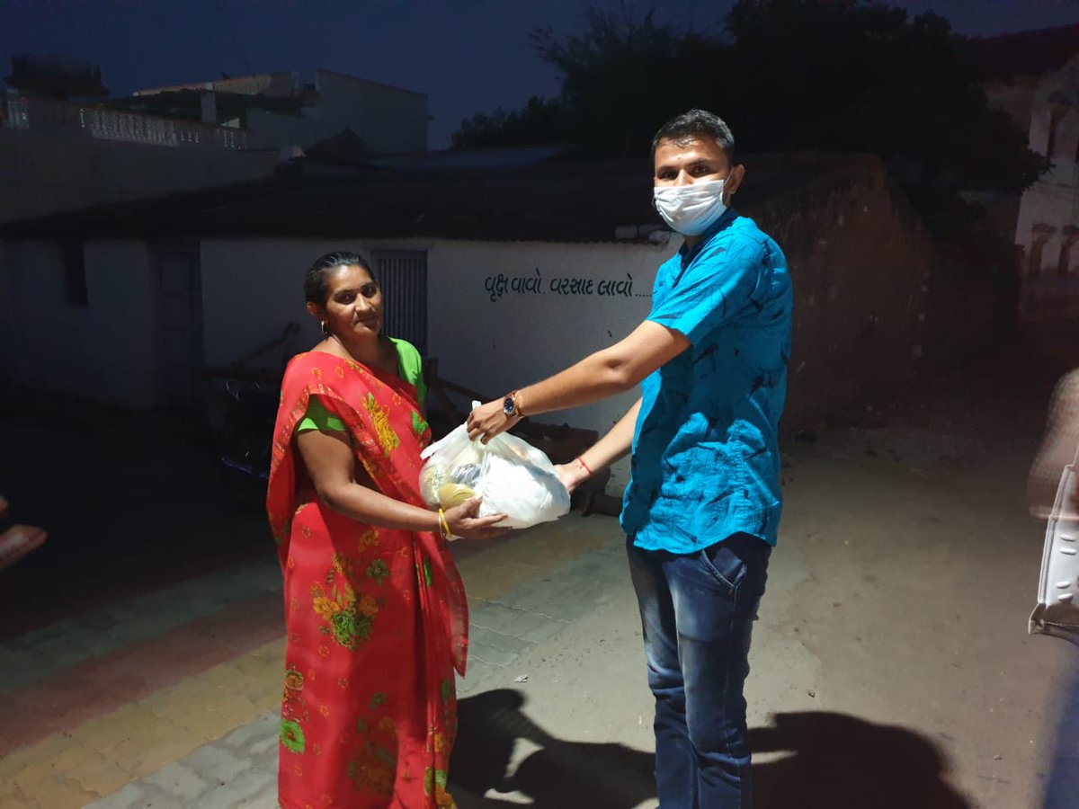 *મામલતદાર અંજાર* 
આજ રોજ રાત્રે ઓફિસ ની કામગીરી પૂર્ણ કરી રાત્રે 9:00 વાગે અંજાર તાલુકાના અંતરિયાળ ગ્રામ્ય વિસ્તારના 30 પરિવાર ને રાશન કીટ નું મામલતદાર કચેરી,અંજાર દ્વારા વિતરણ
*તંત્ર લોકો માટે ખડે પગે*
@CollectorKutch <a href="/PrantAnjar/">SDM ANJAR</a> <a href="/pkumarias/">Pankaj Kumar</a> <a href="/CMOGuj/">CMO Gujarat</a>