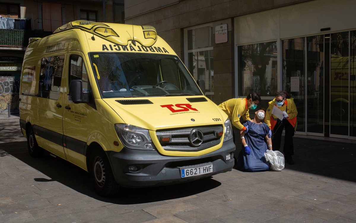 DavidZorrakino's tweet photo. Ahir van decidir que avui acompanyés la feinada de la bona gent del @diariARA amb aquesta fotografia en portada.

 #Covid_19 #Barcelona https://t.co/yg1mhdUfav