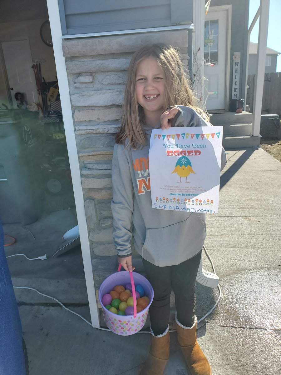 as_maki's tweet photo. For Sophia's explore activity and gym, we walked the neighborhood "egging" our friends houses. We hid Easter eggs filled with a candy surprise in their yards for them to find 🐰🥚 @sgrspuds @sgrPhyEd @KatyMillerSGR_K https://t.co/6FmdUaf9fw