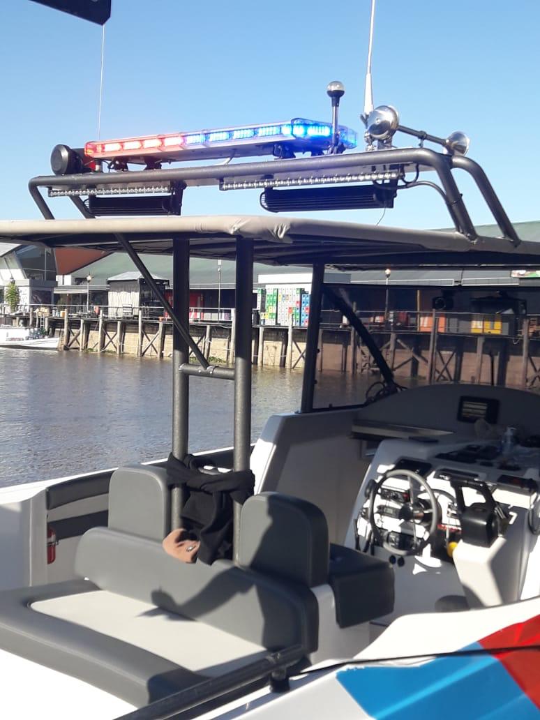 CristianThaiBox's tweet photo. 🔧⚙️ reparación módulo de baliza de #MovilCOT 🚔 275 y reparación de baliza de lancha. 
Mantenimiento de móviles a cargo de #LogisticaCOT https://t.co/viiEGlchdT