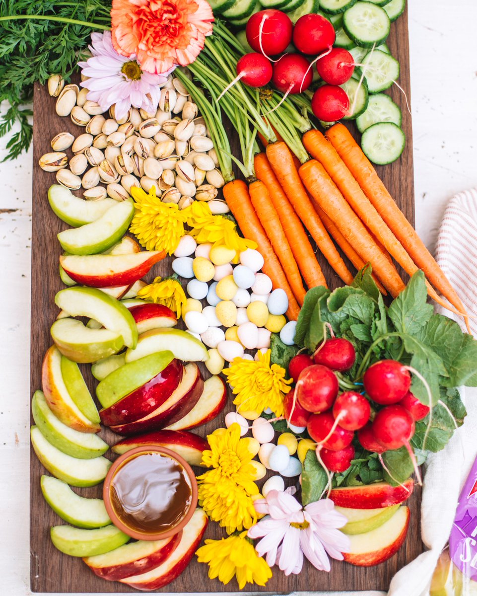 CrunchPak's tweet photo. Bring the outdoors indoors this #Easter! Build your own bountiful snack board by adding your favorite nuts, veggies, chocolates, and of course #CrunchPak mixed apple slices so there's something for everyone! https://t.co/t6cojjwE5x