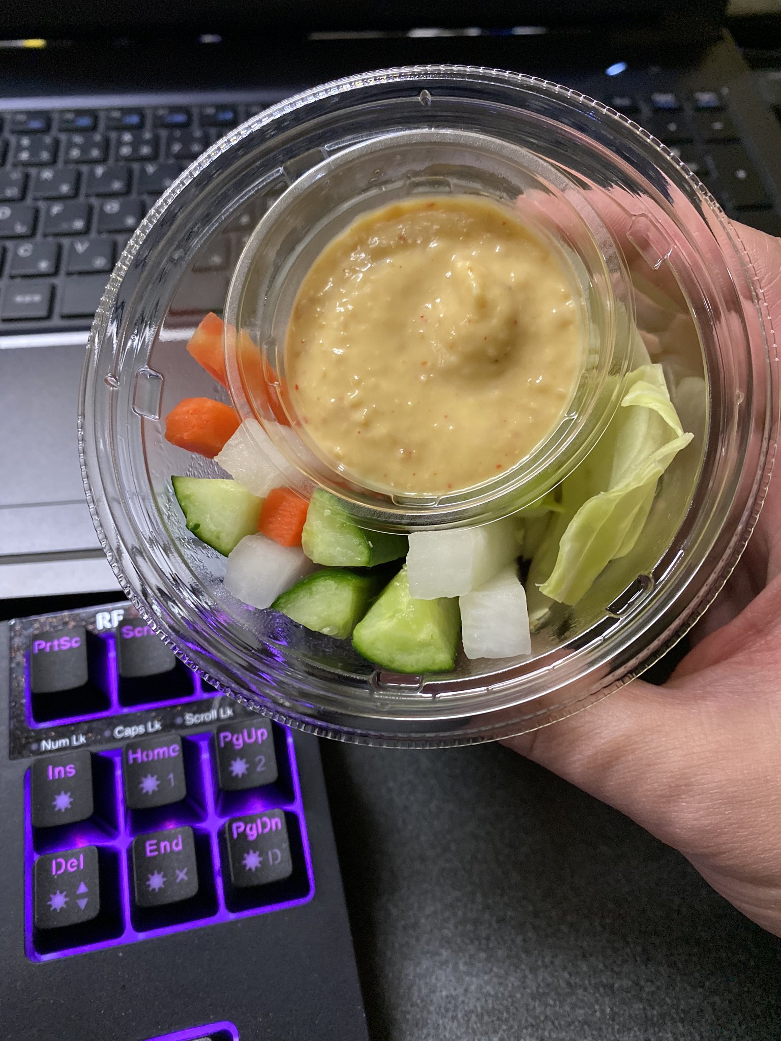オロナイン セブンの野菜スティック めちゃくちゃ好きなんだけどさ この味噌マヨネーズだけ売りだしてくれないかなー 野菜は深夜だと正直スカスカでイマイチだから自分で野菜切って食いたいのぉ 手軽に食えるを考慮して このまま販売しながらの味噌