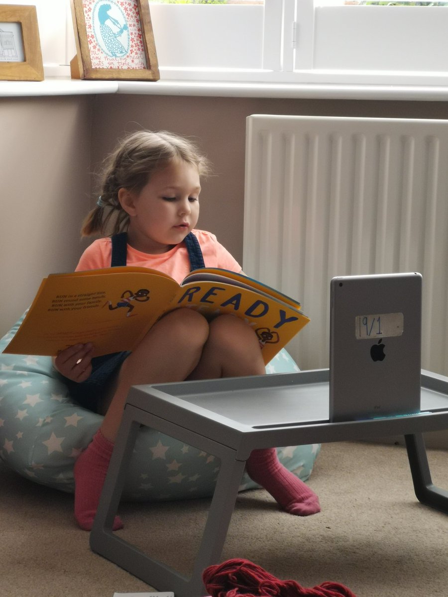 Mr_Steadman's tweet photo. Pearl reading to her nannan and grandads before bath and bed. Loves this book @Mo_Farah https://t.co/uMMskjn5Xo