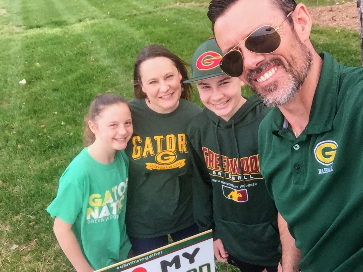 CKJaggers's tweet photo. Today we helped deliver yard signs to the @GwoodHS Class of 2020. We LOVE each and every one of you and we are all in this together!💚🐊💛🎓 #GHSWorks #teamkentucky #allinthistogether #togetherky #seniors2020 #healtyathome #wcpsleads https://t.co/KqIMdK4P57
