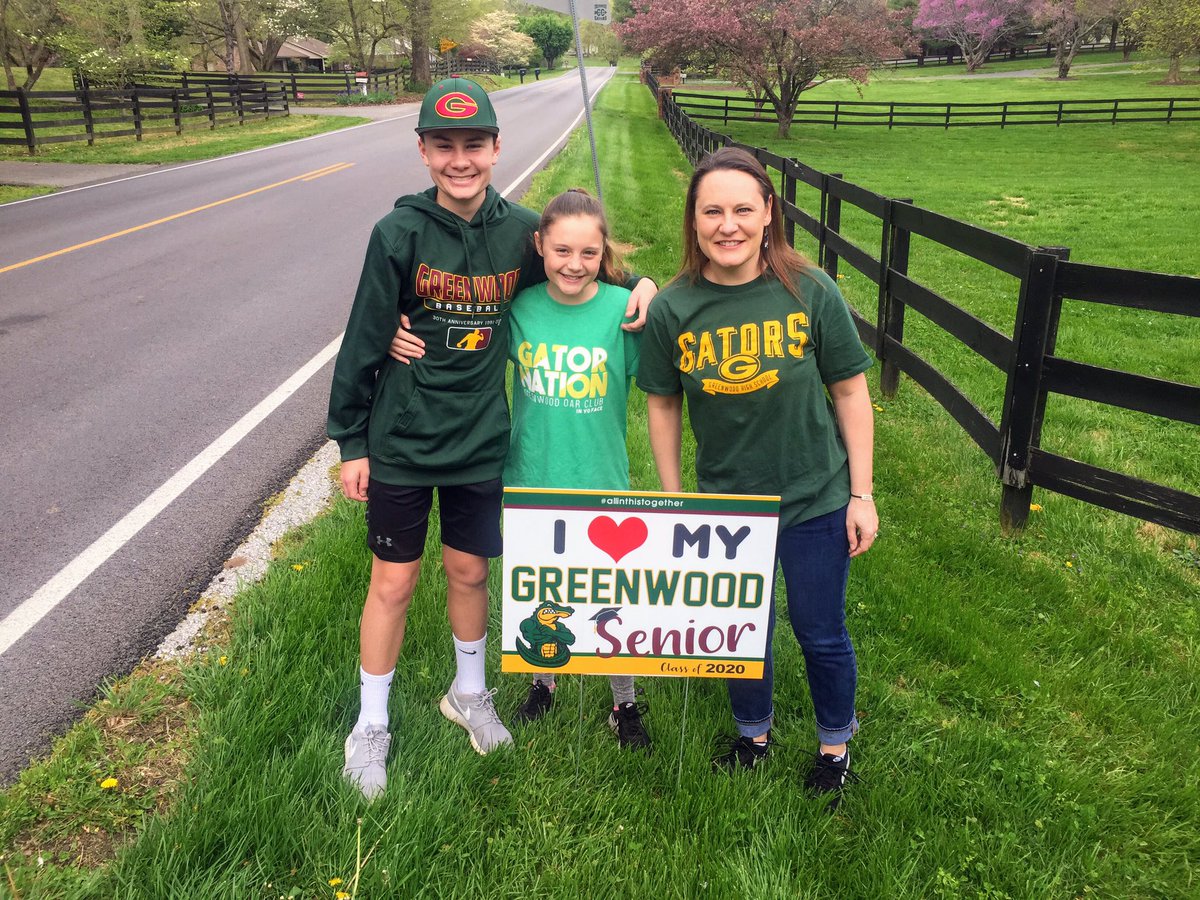 CKJaggers's tweet photo. Today we helped deliver yard signs to the @GwoodHS Class of 2020. We LOVE each and every one of you and we are all in this together!💚🐊💛🎓 #GHSWorks #teamkentucky #allinthistogether #togetherky #seniors2020 #healtyathome #wcpsleads https://t.co/KqIMdK4P57