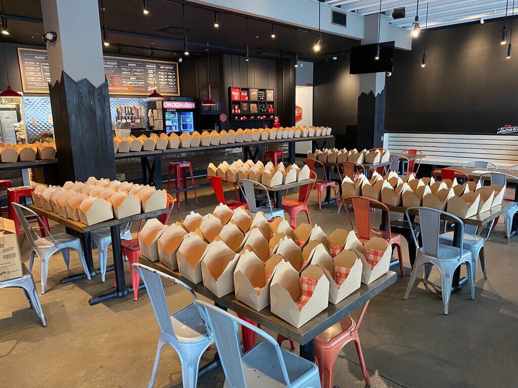 Coming in HOT 🔥 🔥 🔥 
Boxed lunches being packed & delivered! #LuckyOffice #CateredLunch #HotChicken #HattieBs