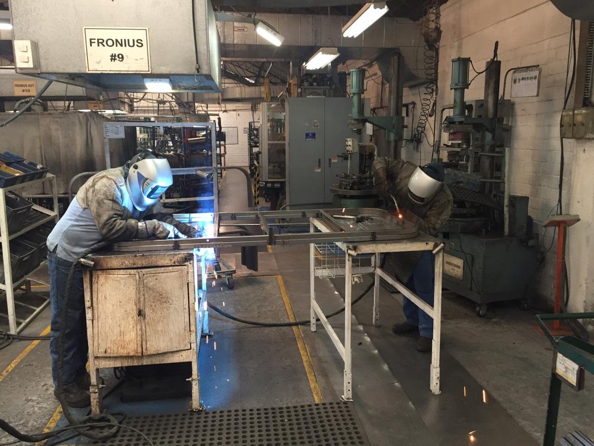 CinaeEc's tweet photo. La industria automotriz se adapta a las necesidades del país para apoyar en la emergencia. #Indima, fabricante de tubos de escape, reestructuró su línea de producción para fabricar camas hospitalarias para donación. Un tejido industrial fuerte es clave para el desarrollo del país https://t.co/C0nPheX46o
