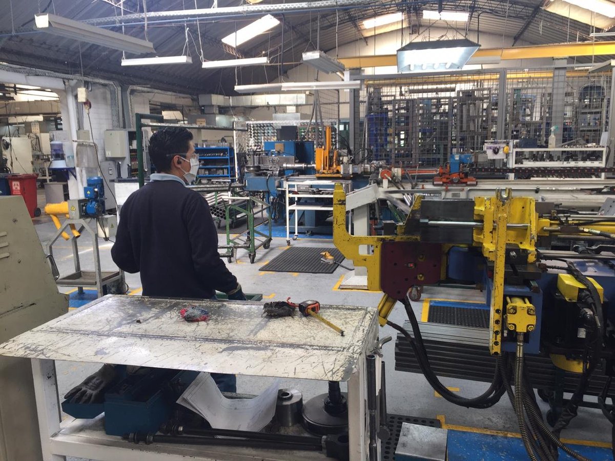 CinaeEc's tweet photo. La industria automotriz se adapta a las necesidades del país para apoyar en la emergencia. #Indima, fabricante de tubos de escape, reestructuró su línea de producción para fabricar camas hospitalarias para donación. Un tejido industrial fuerte es clave para el desarrollo del país https://t.co/C0nPheX46o