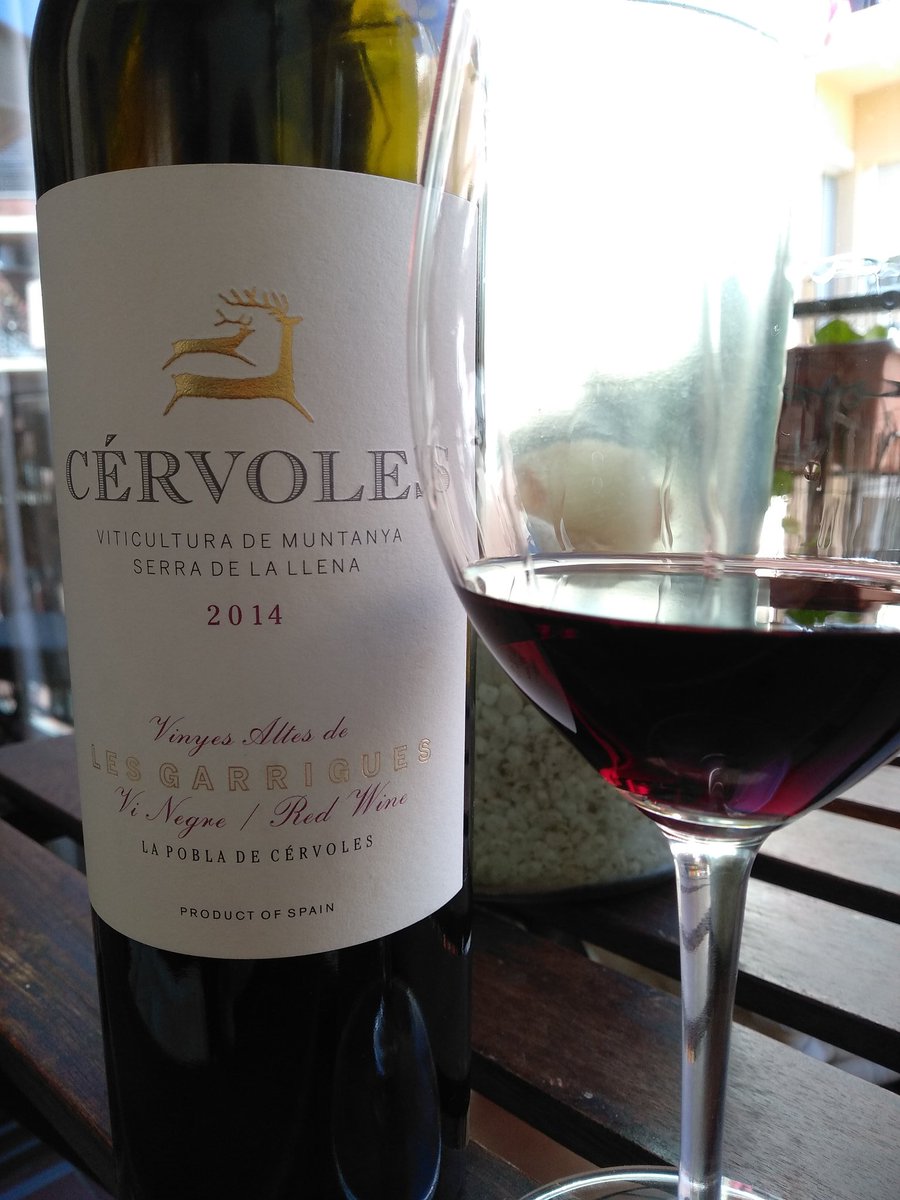 BlogTanino's tweet photo. En un gran moment per gaudir-lo, sorprenent la seva frescura, i de fons, la Cabernet Sauvignon treient el cap donant el punch necessari al vi, tremendu!
@cervolesceller @DO_CostersSegre #VinsdeTerrer #ViticulturadeMuntanya #SerradelaLlena #Cèrvoles #Vicatalà #johemquedoacasa https://t.co/ies5R1U1hS