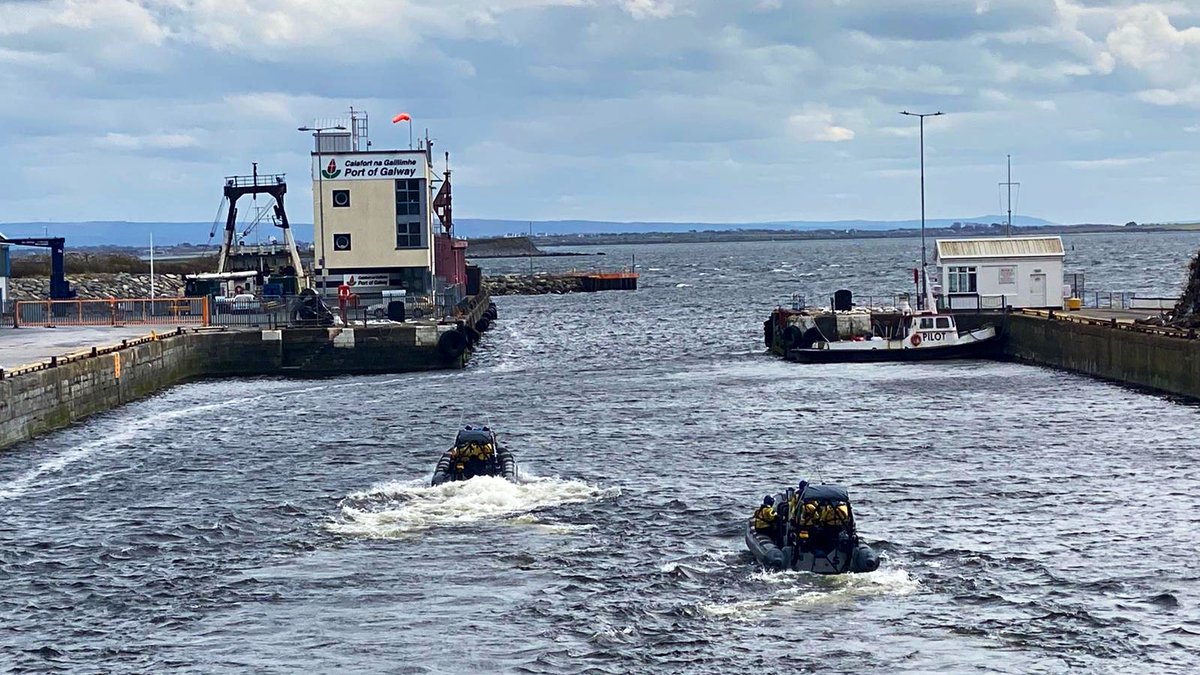 Continuing training &amp; framework operations, last Saturday LÉ William Butler Yeats deployed 2 RHIBs to patrol Galway Bay as part Maritime #Defence &amp; #Security Operations. #P63 is currently alongside <a href="/portofgalway/">Port of Galway</a> assisting <a href="/HSELive/">HSE Ireland</a> to fight #COVID19. 

#WeAreAllInThisTogether 🇮🇪