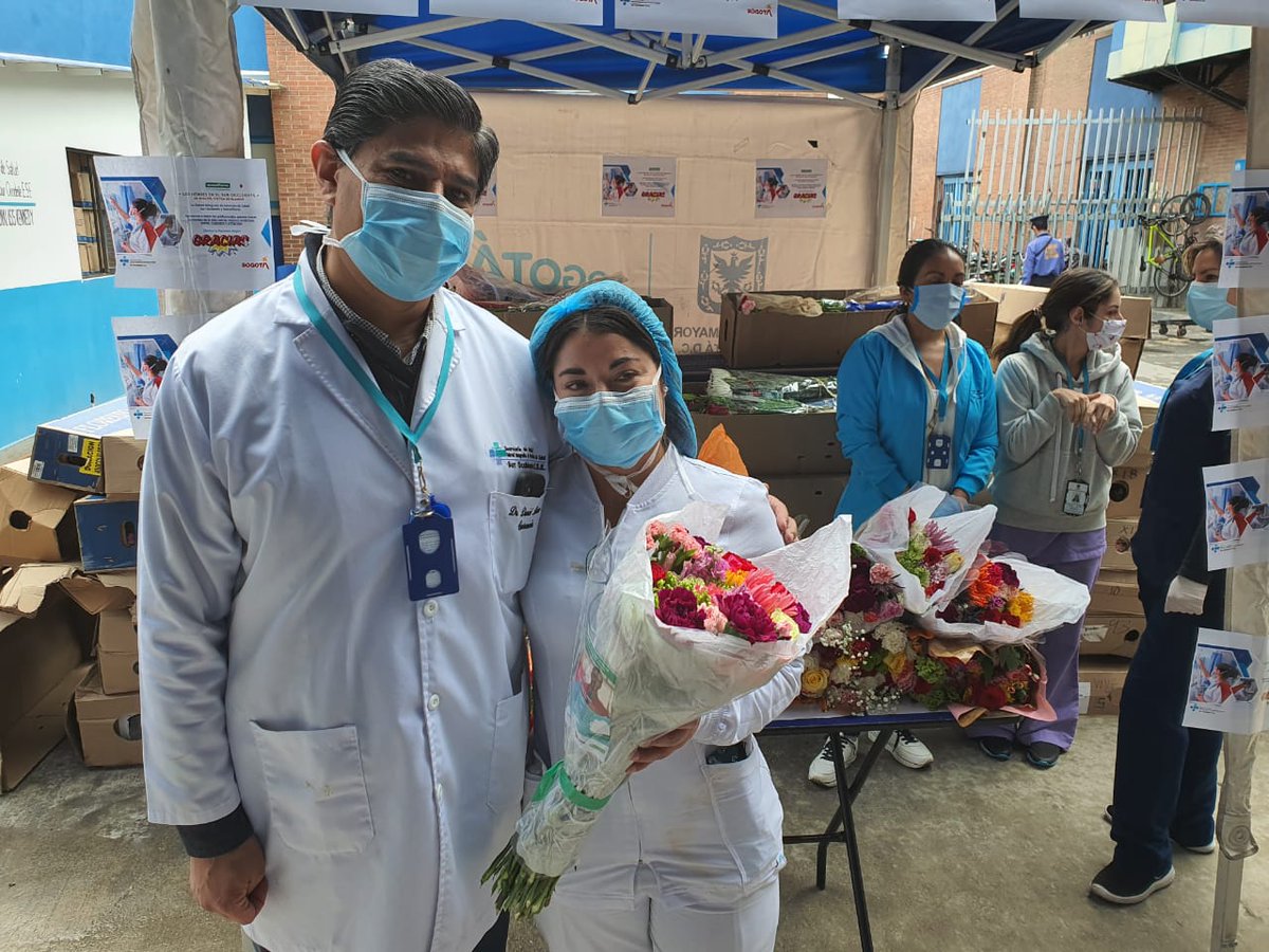 SectorSalud's tweet photo. En el #DíaMundialDeLaSalud, nuestro reconocimiento a médicos y personal asistencial, que con su vocación de servicio y esfuerzo permanente garantizan la salud a los habitantes de la ciudad. 

Gracias a Asocolflores por los detalles que hoy les entregó en hospitales y clínicas https://t.co/vmEsG5aTs9