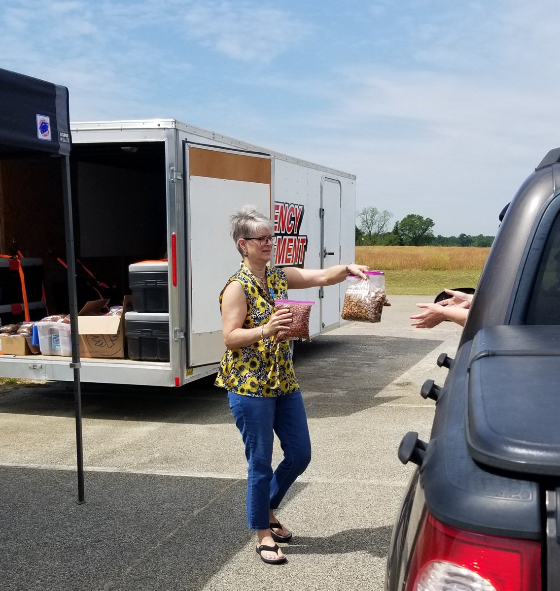 PawsHeartsHands's tweet photo. Today’s #PawItForward event is almost over but if you missed out on picking up or dropping off pet food donations, we’ll be back on Thursday, April 9th from 11am-1pm. #candlercountysheriffsoffice #AdoptDontShop #Paws #PHHCC https://t.co/SoiLo7A1wT