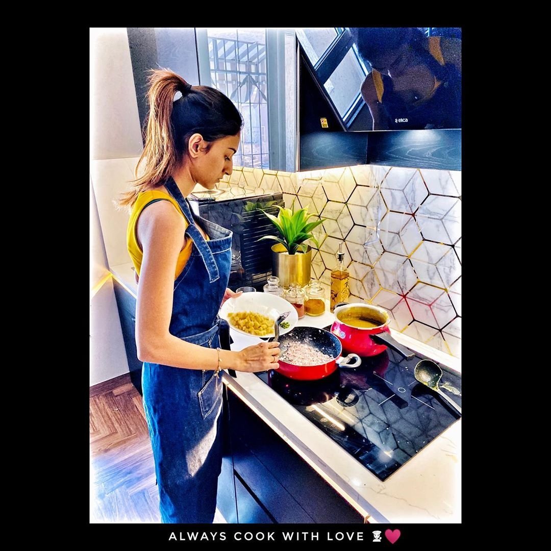 Not only a foodie but also a good cook. Super chef  #EricaFernandes She give cooking tips to many people  lucky are those who are around her specially sets wale. She brought food on set for people there. So sweet of her ! @IamEJF  #KasautiiZindagiiKay  #PrernaSharma