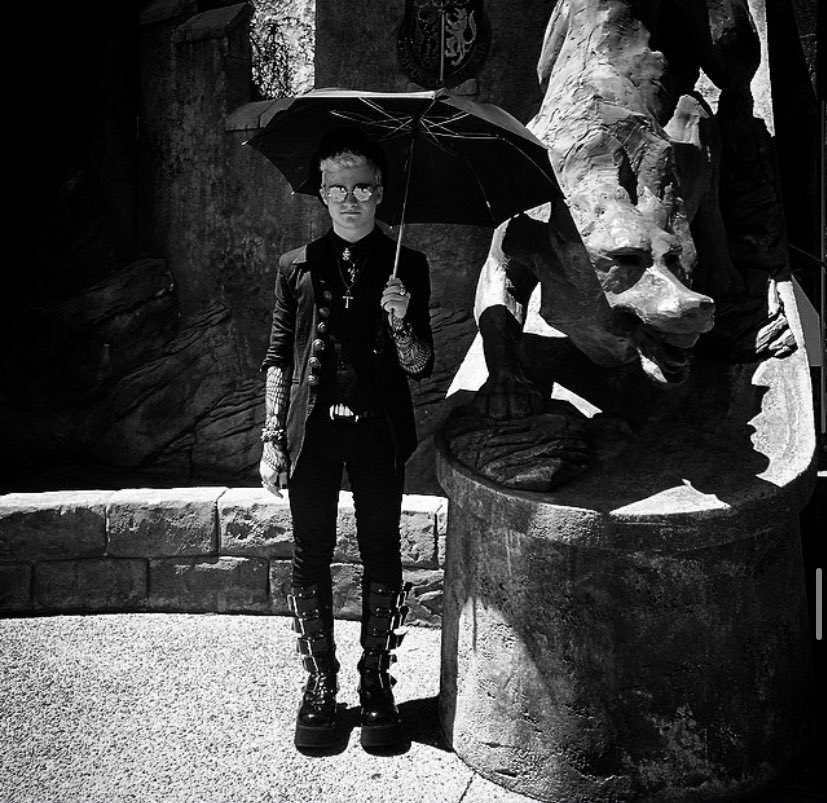 pinko_fag's tweet photo. My goth style in high school vs now #gothglowup https://t.co/znZl8BpZQZ