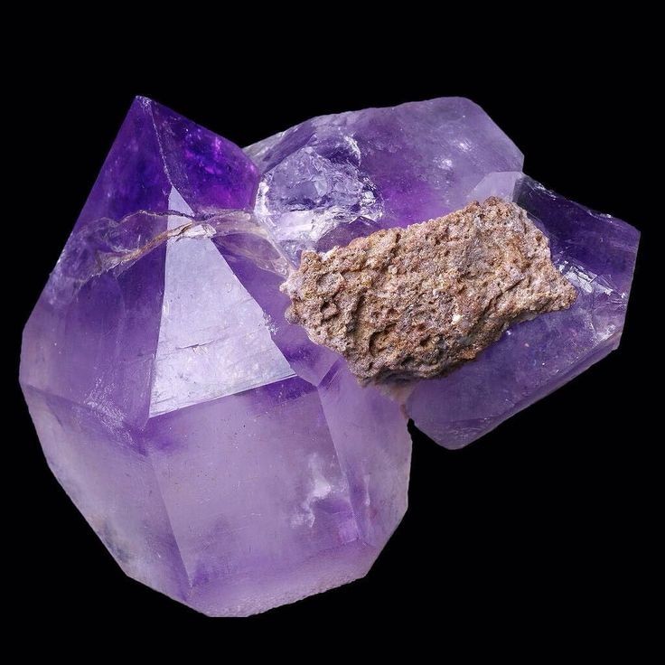 ᴀᴍᴇᴛʜʏsᴛ Amethyst is a natural tranquiliser, it relieves stress and strain, soothes irritability, balances mood swings, dispels anger, rage, fear and anxiety. It activates spiritual awareness, opens intuition and enhances psychic abilities.
