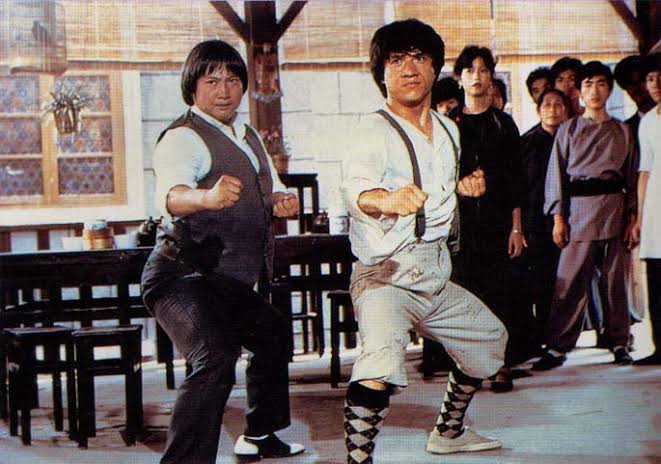 70～80年代からの香港カンフー映画は実践武術と呼べる、洪家拳、大極拳、八卦掌、蟷螂拳、少林拳、詠春拳、形意拳などが使用されてきた。だが武侠物の流れが終わると共に、80年代半ばからはジャッキー・チェン率いる成龍班やサモハンによって、現代劇からなる新たな違う型の動作設計が考案された。
