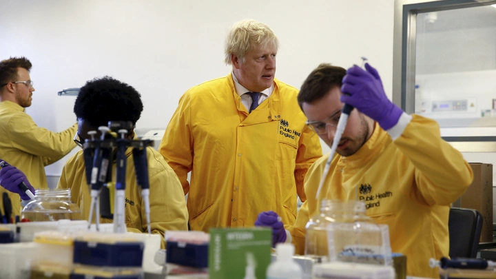 A Timeline [2/7]:- 01/03 - Johnson visits PHE National Infection Service lab in Colindale for photo op (attached)- 03/03 - Boris laughingly tells reporters he was shaking hands with everybody at a hospital treating  #COVID19 patients (previous tweet) #covid19uk  #coronavirusuk