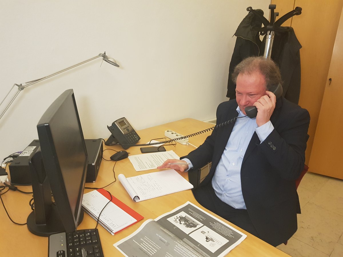 comunetn's tweet photo. Oggi presso l'URP il sindaco @aless_andre ha risposto per un paio d'ore a molte telefonate di cittadini che desideravano parlargli in questa situazione di #emergenza.
Si replica in tutti i martedì e giovedì di aprile dalle 9.30 alle 11.30 ☎️0461-884005 > https://t.co/Z4Qu9FVsgY https://t.co/cjfsjhqS4T