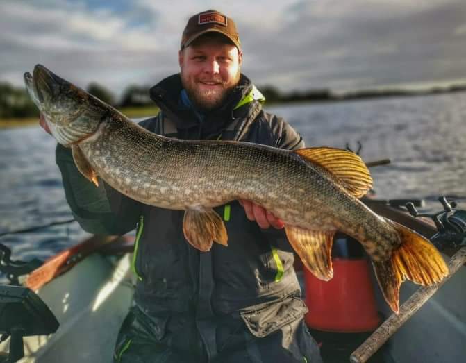 andygault3's tweet photo. This one give the Westin - fishing 25cm  HYPOTEEZ St in National Pike pattern a really good chump. It was rigged with a westin PRO STINGER DOUBLE and had a10g westin Screwin which helped me to get down to were she was waiting to ambush her victims. 😈

#westinfishing #pike https://t.co/XQEaxT8Lif