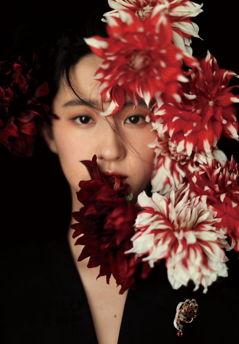May37673639's tweet photo. New magazine pictures.The theme is Mulan
#LiuYifei 
#Mulan https://t.co/OgC9KERkMu