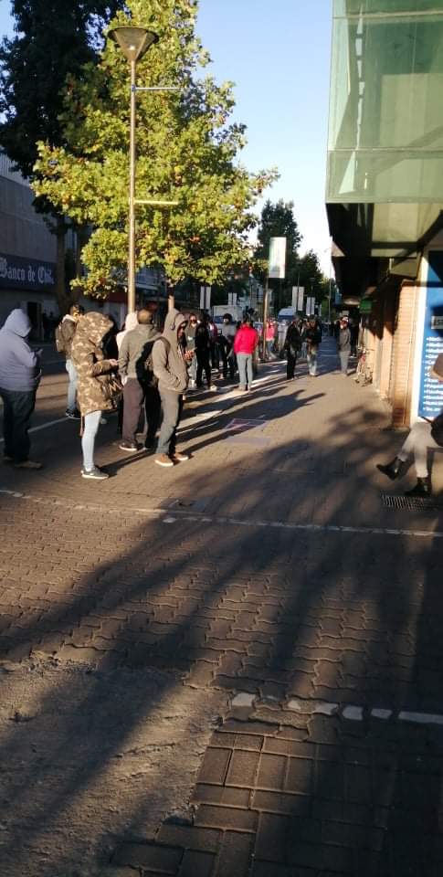 Amigopenquista's tweet image. #APInforma #AHORA #CONCEPCION
Más de DOS CUADRAS tiene la fila para ingresar a la AFC en Concepción, gente incluso llegó de MADRUGADA para obtener una mejor ubicación