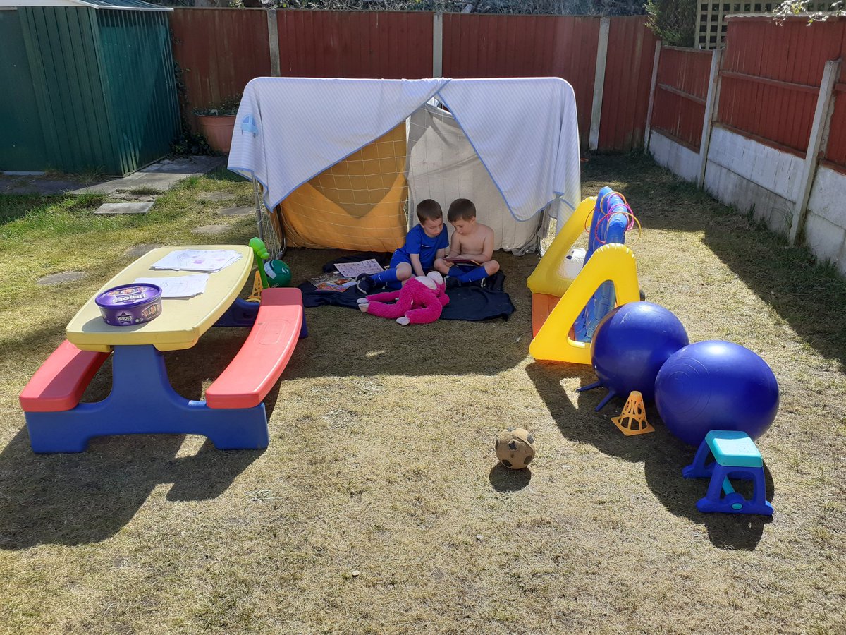 BloxamVicky's tweet photo. @halewoodcofe george and noel chilling out a little late with our den sorry xx https://t.co/DA8bm4DMrb