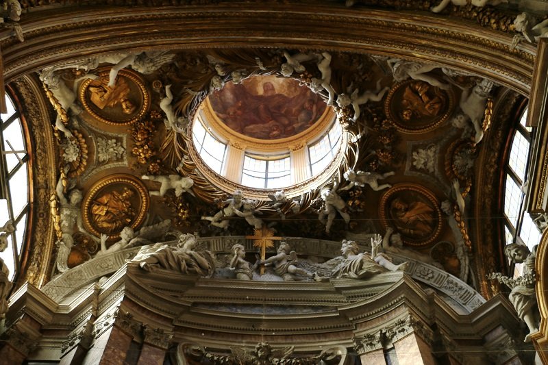 Ninguna iglesia de Roma es vana. Santa Catalina in Magnanapoli es la iglesia del ejército. Es muy conocida por estar en un cruce muy transitado, pero poco conocido su interior. Aprovechen!