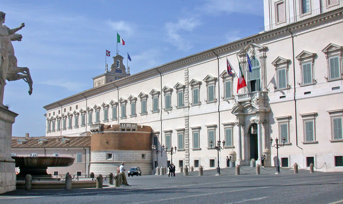 Llegamos a la cima del Quirinal, y al Palacio presidencial, que fue primero Termas de Constantino, y luego residencia veraniega papal. Se lo puede recorrer, previa reserva.