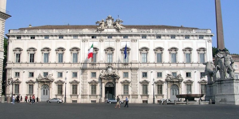 Llegamos a la cima del Quirinal, y al Palacio presidencial, que fue primero Termas de Constantino, y luego residencia veraniega papal. Se lo puede recorrer, previa reserva.