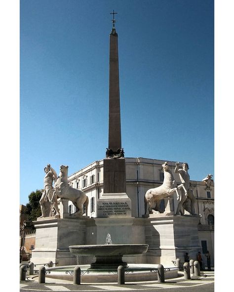 Frente al Palacio, la plaza muestra un enorme Obelisco, los Dioscuros Cástor y Pólux, y una refrescante fuente. Les sugiero aprovechar la terraza y escalinata a la izquierda para admirar la vista.
