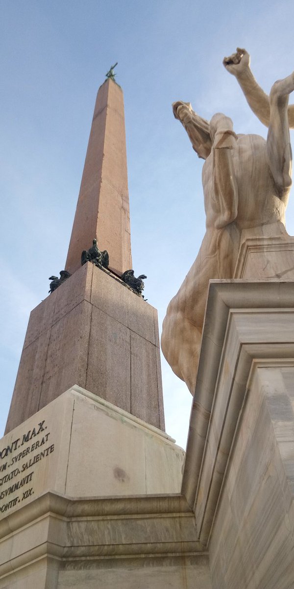 Frente al Palacio, la plaza muestra un enorme Obelisco, los Dioscuros Cástor y Pólux, y una refrescante fuente. Les sugiero aprovechar la terraza y escalinata a la izquierda para admirar la vista.