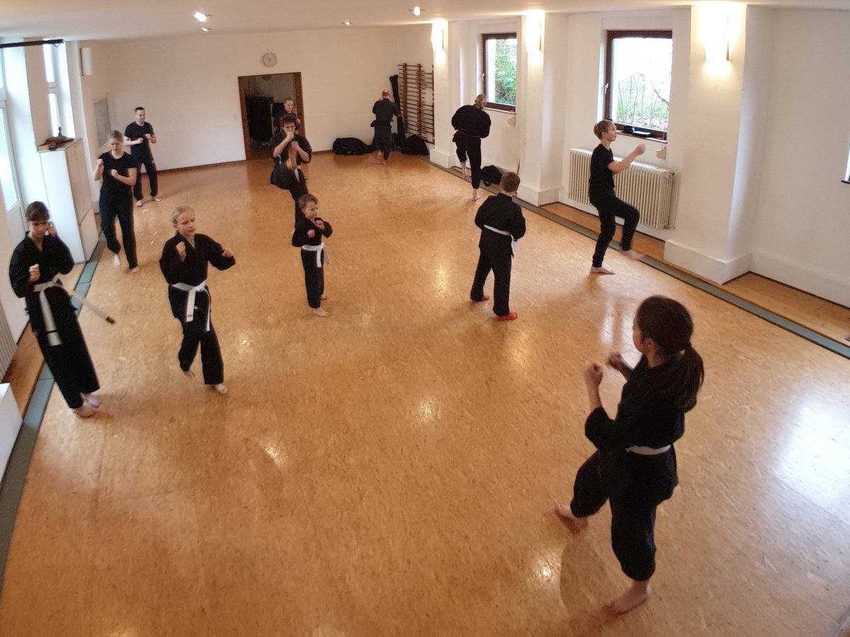 VietVoDaoBerlin's tweet photo. #vietvodao-berlin.de
#martialarts #martialartstraining  #kampfsport #selbstverteidigung #selfdefnce #training 
#sport #selbstbehaubtung #fitness #lifestyle #blackbelt #berlin #sport #zusammenhalt #entwicklung
#selbsteinschätzung #stab #fallen https://t.co/uLwrs5m7r4