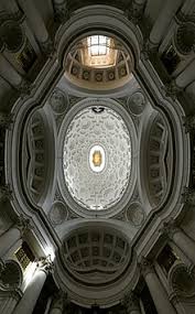 San Carlino a las cuatro fuentes, en la esquina, es la obra cumbre de Borromini. Increíble en su concepción, lo extraña de su forma, la humildad de sus materiales, el poco espacio pero excelente aprovechado por el maestro. Su obra cumbre. No se la pierdan.