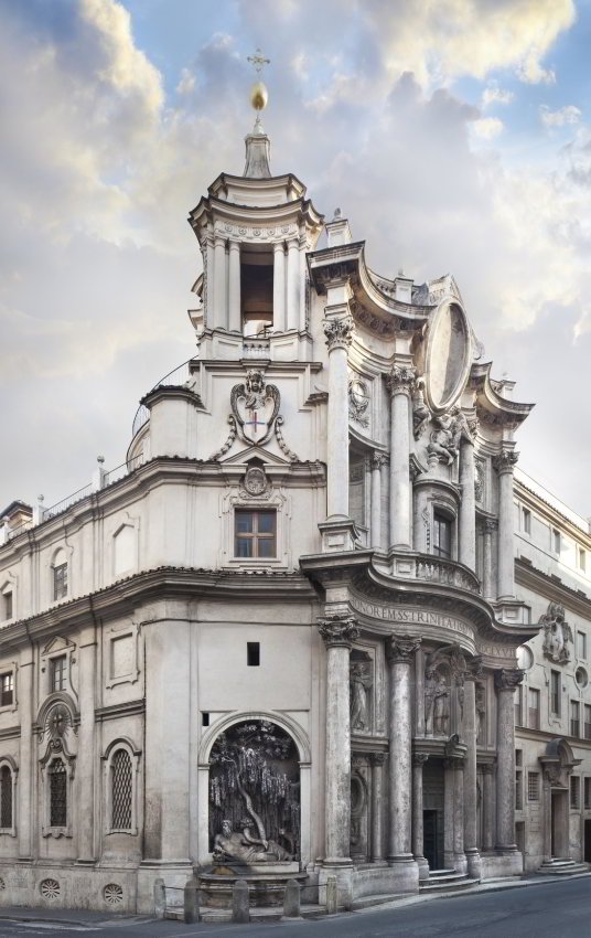 San Carlino a las cuatro fuentes, en la esquina, es la obra cumbre de Borromini. Increíble en su concepción, lo extraña de su forma, la humildad de sus materiales, el poco espacio pero excelente aprovechado por el maestro. Su obra cumbre. No se la pierdan.