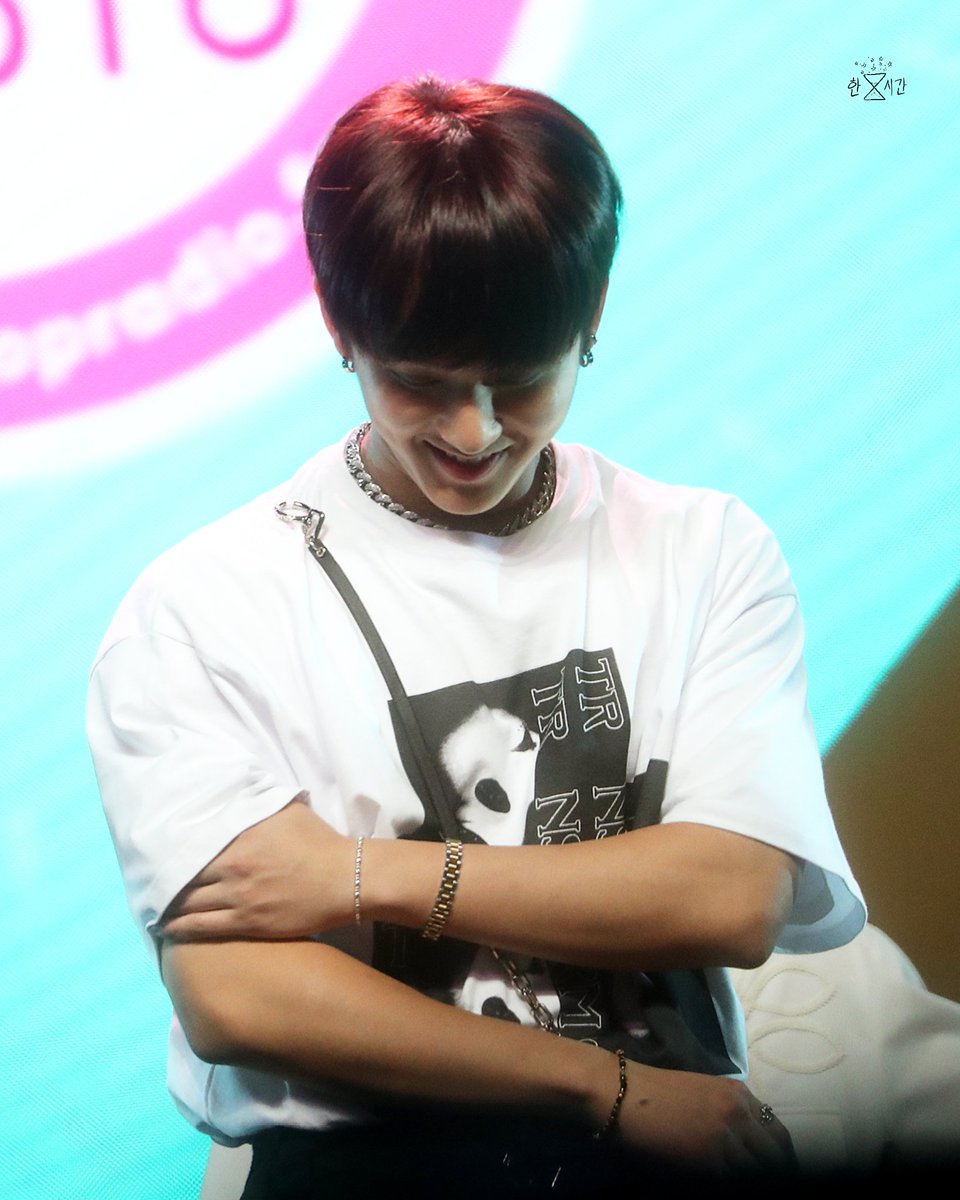 han_sigan's tweet photo. 190929 KCON THAILAND 케이콘태국 HQ
웃으면서 제일 잘생겼다 💕

#StrayKids #스트레이키즈 #스키즈 @Stray_Kids #창빈 #Changbin https://t.co/tZ7Xw0O7qE