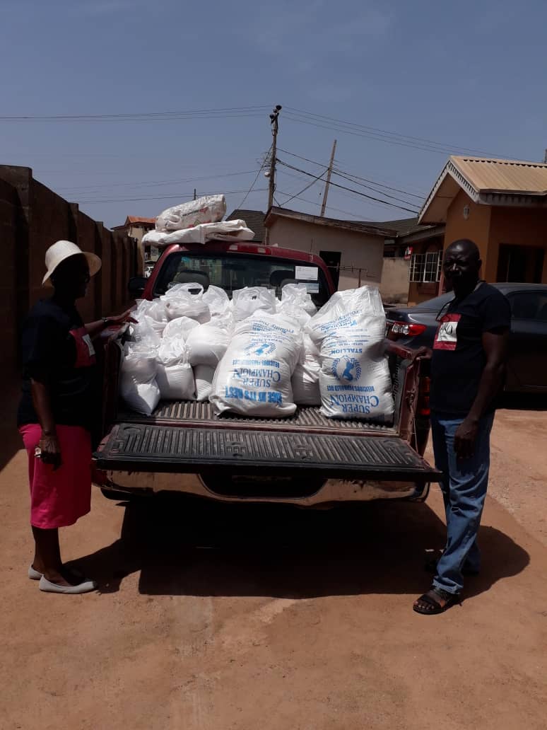oso_cook's tweet photo. Such a great opportunity to help out at this time. Already out in the villages distributing the first batch of foodstuff.
We hope that you can help too.
No one should die of starvation, not on our watch!
#osocook #food #Covid_19 #lockdowneffect #Nigeria #charity https://t.co/Iptb50eK8E