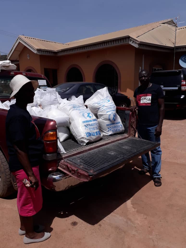 oso_cook's tweet photo. Such a great opportunity to help out at this time. Already out in the villages distributing the first batch of foodstuff.
We hope that you can help too.
No one should die of starvation, not on our watch!
#osocook #food #Covid_19 #lockdowneffect #Nigeria #charity https://t.co/Iptb50eK8E