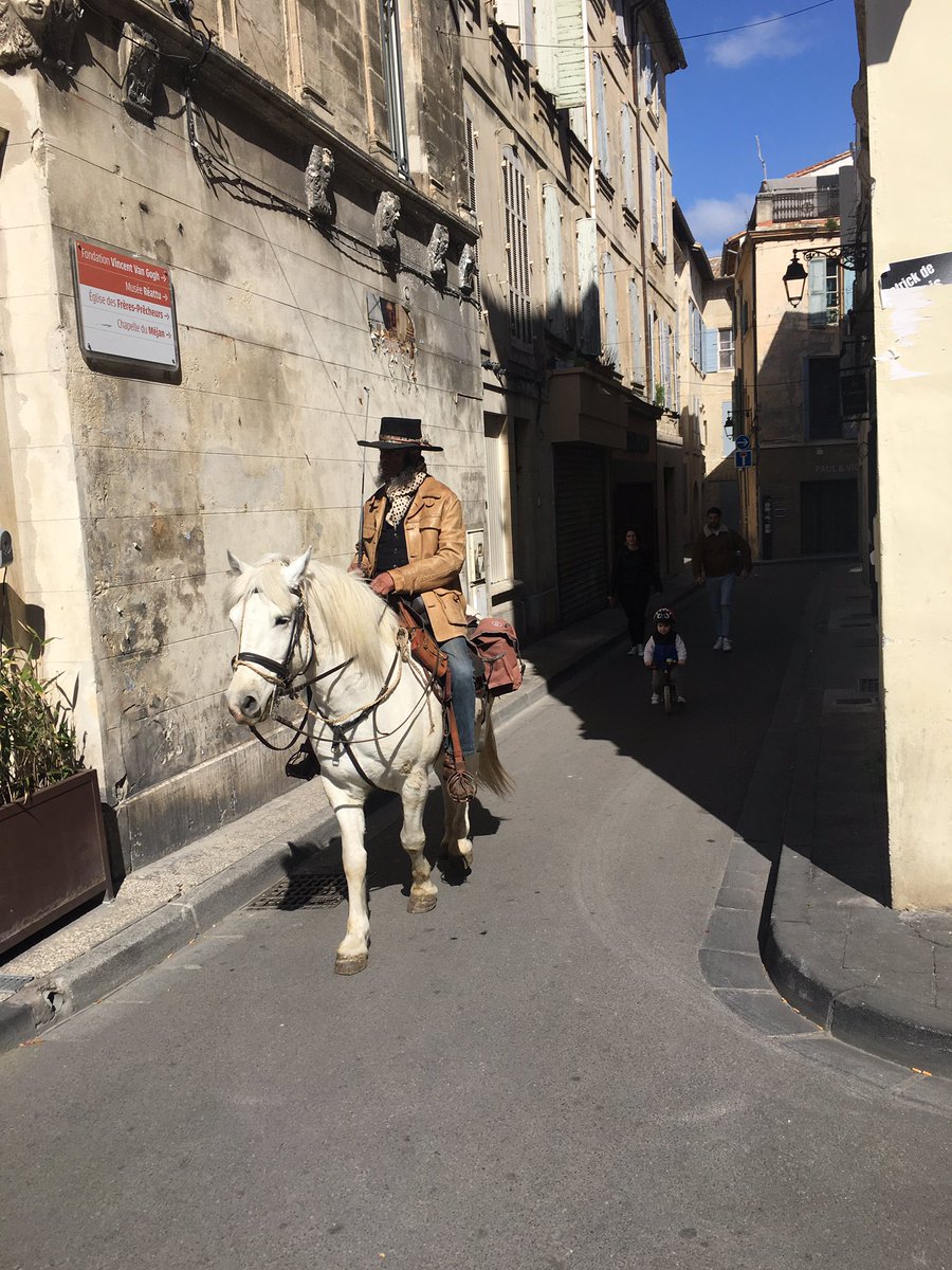 LesbatsPhilippe's tweet photo. @Typhaine75 #chapeau les Artistes#de la part du poor lonesome cowboy# ganeurocourtage retraité # https://t.co/CMBk0ig0xs