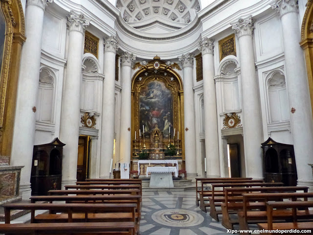 San Carlino a las cuatro fuentes, en la esquina, es la obra cumbre de Borromini. Increíble en su concepción, lo extraña de su forma, la humildad de sus materiales, el poco espacio pero excelente aprovechado por el maestro. Su obra cumbre. No se la pierdan.