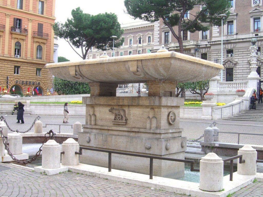 Saliendo por Vía Quattro Fontane veremos la Fontana del Viminal