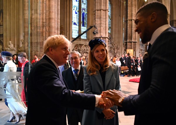 A Timeline [5/7]:- 09/03 - Johnson/Symonds attend Commonwealth Day service at Westminster Abbey. Meets with Royal Family & mingles w/ scores of children & elderly (inc people from across the CW, spreading it further/sooner).Full Youtube -  #COVID19UK