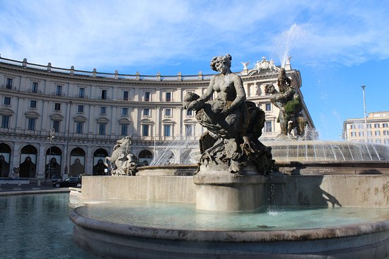 Llegamos a la piazza della Reppiblica, con su majestuosa Fontana de las Nayades. Espectacular a toda hora. ¡Guarda con el tránsito!