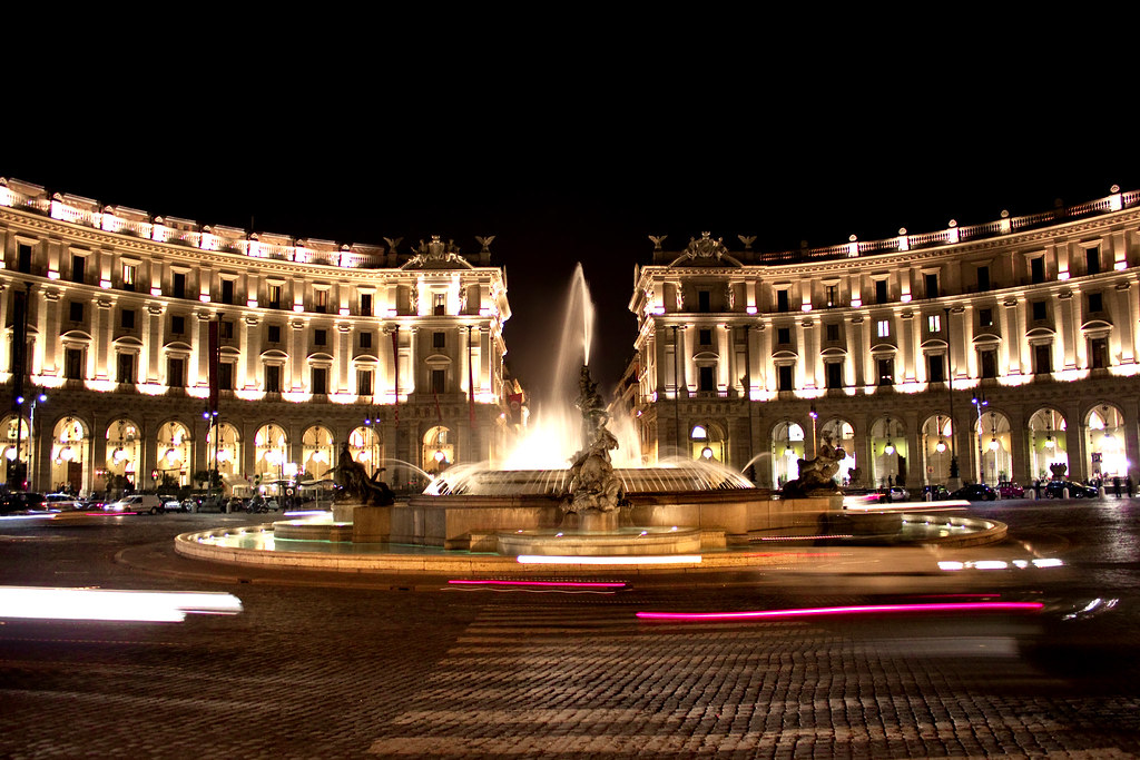Llegamos a la piazza della Reppiblica, con su majestuosa Fontana de las Nayades. Espectacular a toda hora. ¡Guarda con el tránsito!
