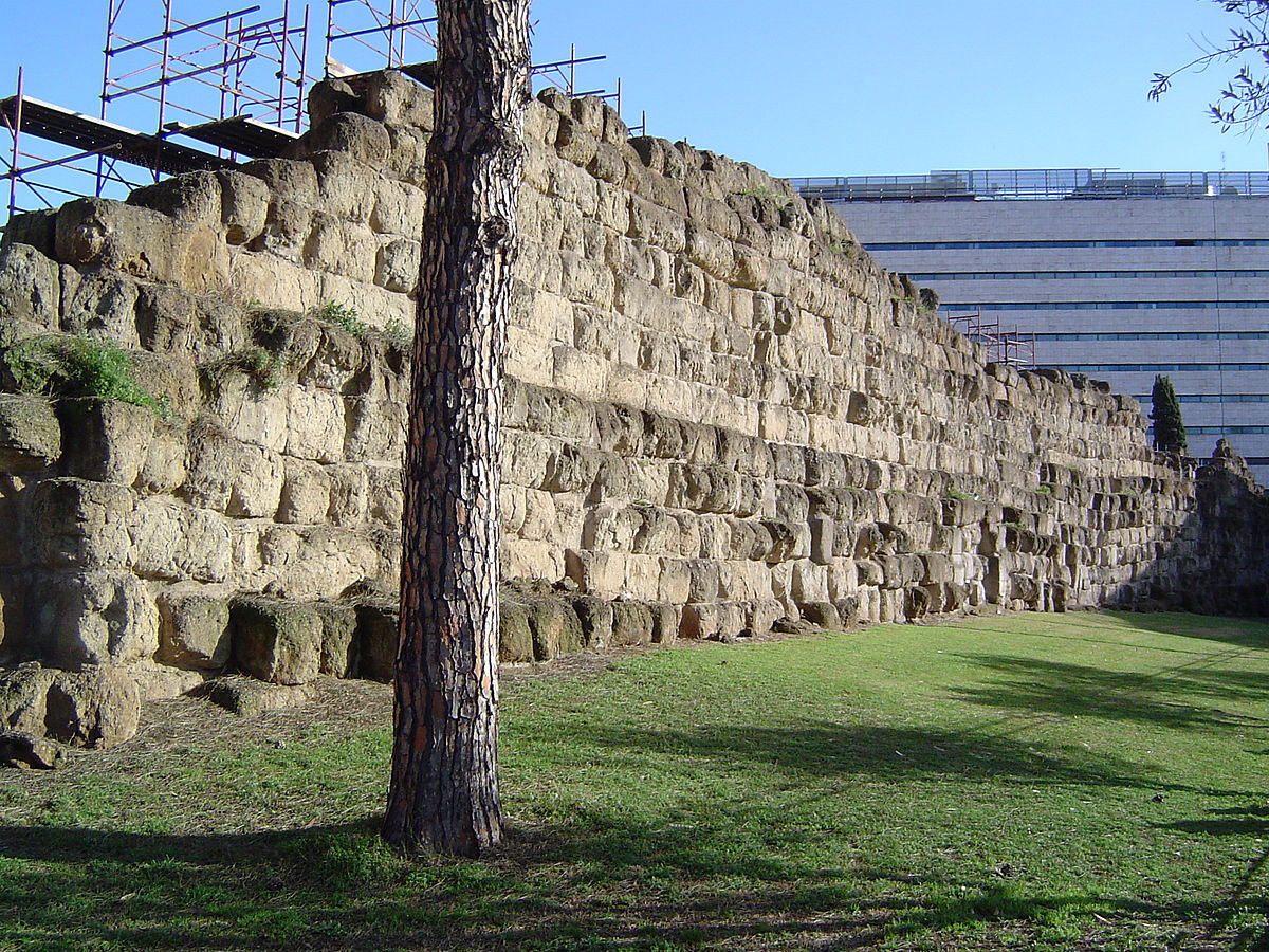 Frente a la plaza se encuentra un pequeño obelisco traído de Egipto, llamado de Dogali en honor a los caídos en esa batalla de la independencia italiana. A su costado, termino con ruinas de las termas servianas, y una extraña escultura del Juan Pablo II.