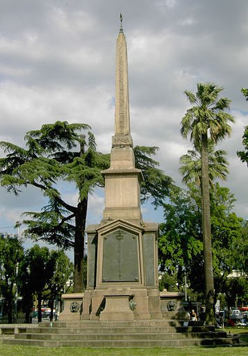 Frente a la plaza se encuentra un pequeño obelisco traído de Egipto, llamado de Dogali en honor a los caídos en esa batalla de la independencia italiana. A su costado, termino con ruinas de las termas servianas, y una extraña escultura del Juan Pablo II.