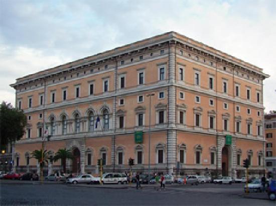 El Palacio Massimo alle terme, uno de los 4 museos nacionales romanos, es enorme. Lleva varias horas recorrerlo y disfrutarlo. Obras como el Discobolo, el Pugilista, Augusto Pontífice, el calendario romano, los frescos de Livia, numismática...merece un hilo propio.