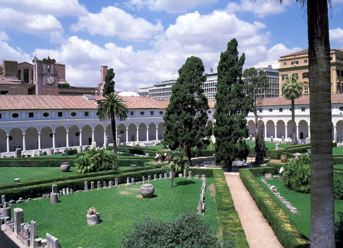 Las termas de Diocleciano, también hoy parte de los museos nacionales. Termas parcialmente destruidas, fueron las más grandes de Roma. Aparte de todas las clásicas, posee una colección de obras arcaicas prerromanas. No se pierdan el hermoso patio diseñado por Miguel Ángel.